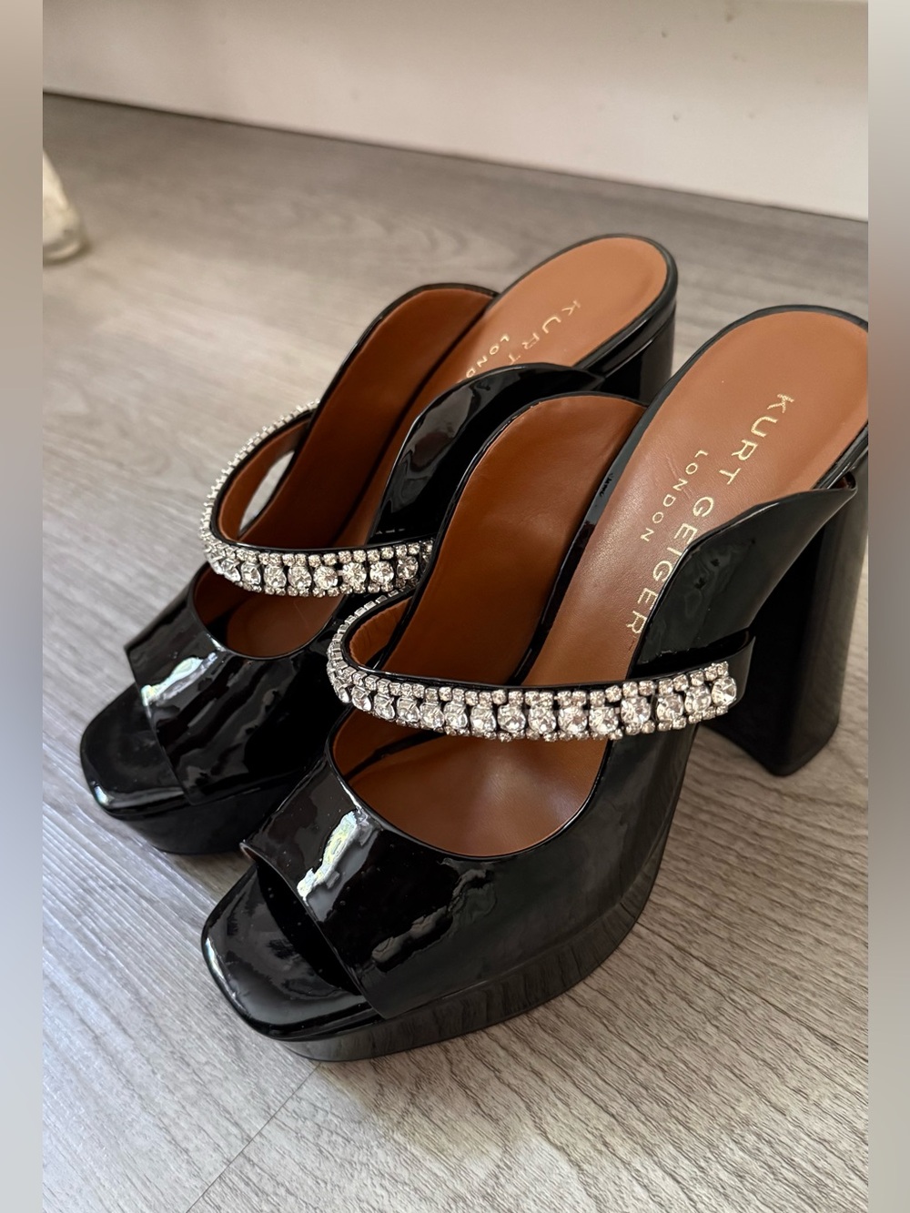 Kurt Geiger London 
Woman’s Duke Embellished Platform Slide Sandals Size 37 - Picture 2 of 16